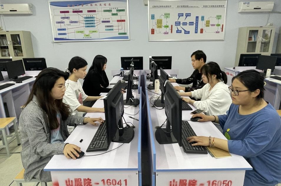  财经系代表队获第三届“科云杯”税务技....